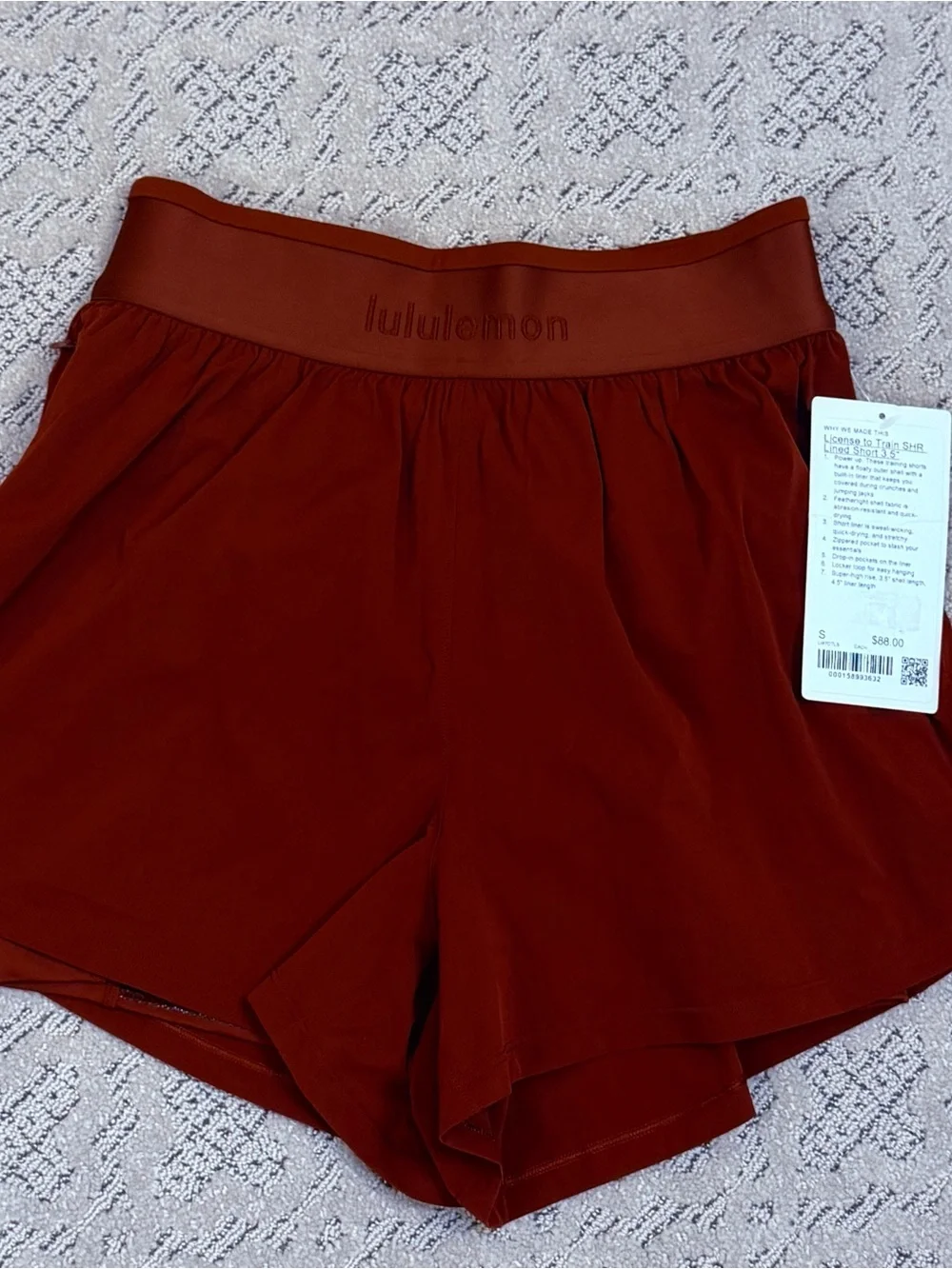 lululemon NWT SM License to Train cranberry charm